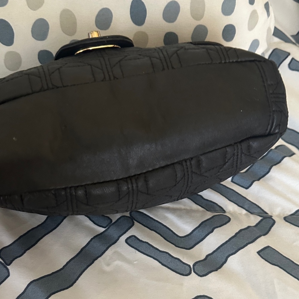 Elegant Black Quilted Shoulder Bag - Picture 4 of 8